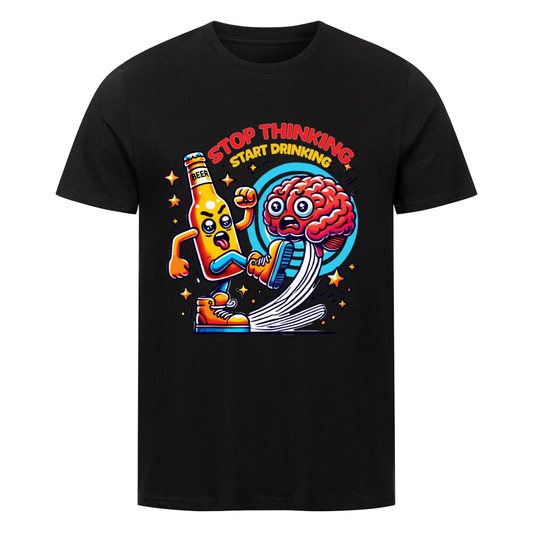 Lustiges T-Shirt mit dem Spruch „Stop Thinking, Start Drinking“ und einer witzigen Illustration eines Biers, das ein Gehirn tritt. Perfekt für Bierliebhaber.
