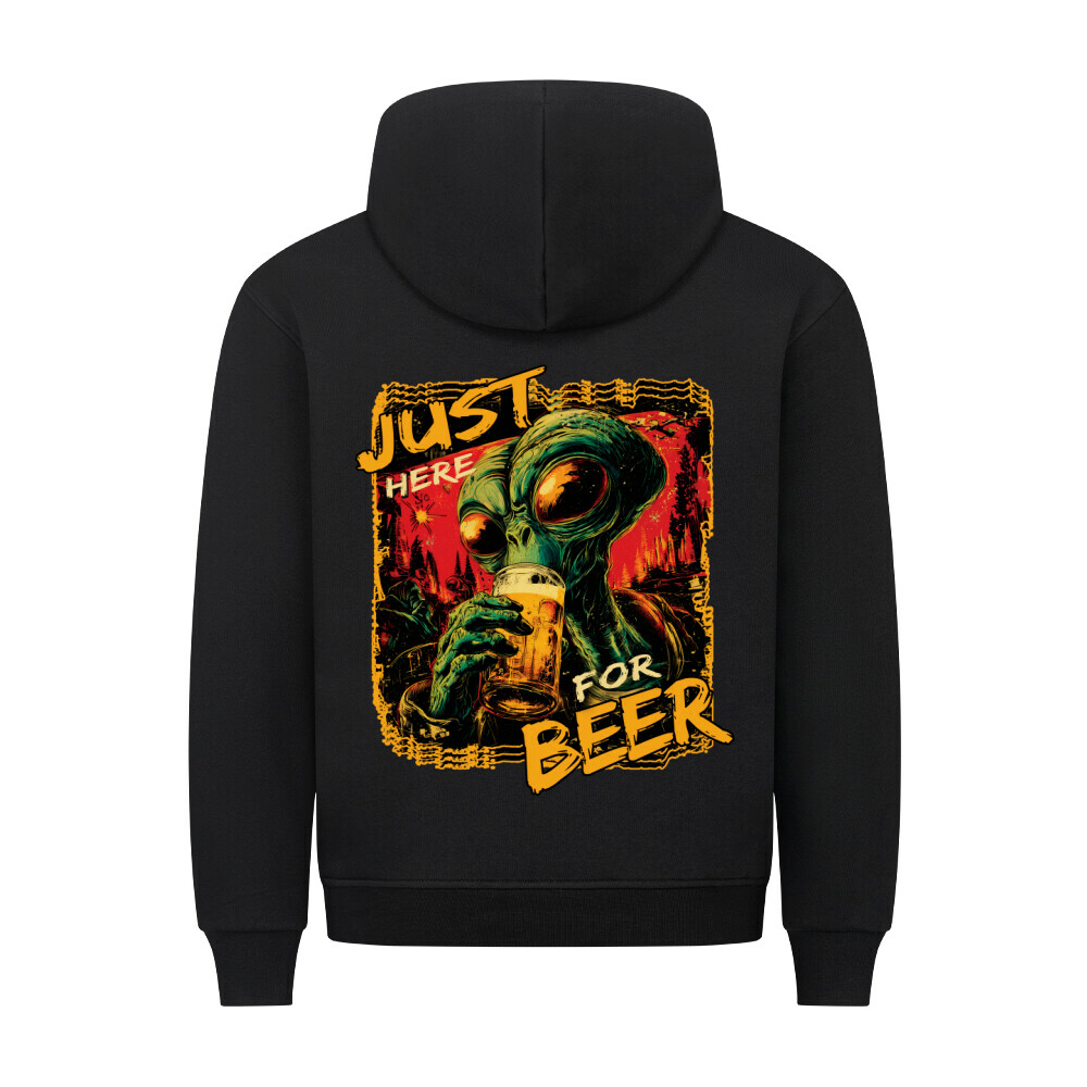 Schwarzer Hoodie mit großem Backprint: Alien mit Bier & dem Spruch „Just Here for Beer“ – witziger Beer Invader Look für Fans mit Humor.