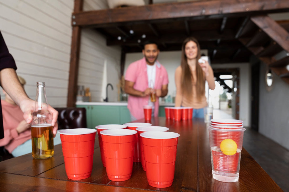 lustige-gesellschaft-spielt-beerpong-png