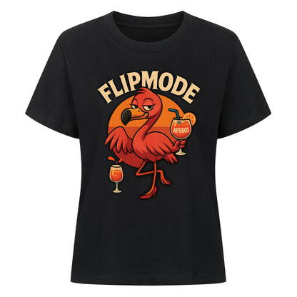 Flamingo-Dame mit Aperol-Glas in frecher Pose vor Sonnenuntergang, dazu der Schriftzug „Flipmode“ – lustiges Damen T-Shirt Design.