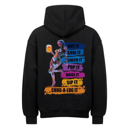 Oversized Hoodie mit Cyberpunk-Frau, die ein Bier hält, und der Aufschrift: “Buy it, Cool it, Check it, Pop it, Raise it, Sip it,  Chug-a-Lug it”.