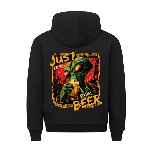 Schwarzer Hoodie mit großem Backprint: Alien mit Bier & dem Spruch „Just Here for Beer“ – witziger Beer Invader Look für Fans mit Humor.