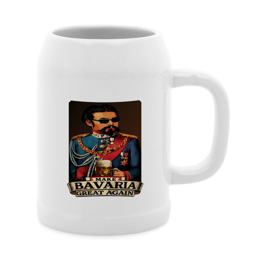 Bierkrug mit König Ludwig, Sonnenbrille und Bier in der Hand, darunter Spruch ‚Make Bavaria Great Again‘ – satirisches Motiv für Bierliebhaber.